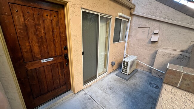 Foto del edificio - 3927 Nobel Dr