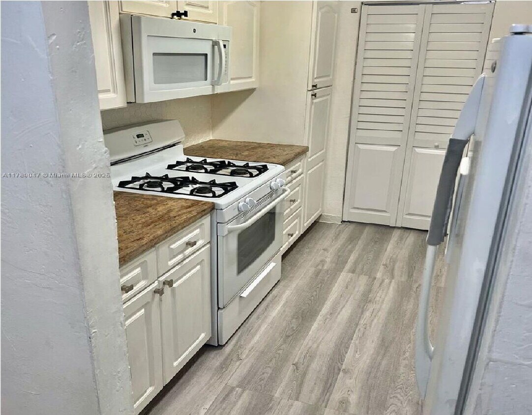 Foto principal - 1300 W 53rd St