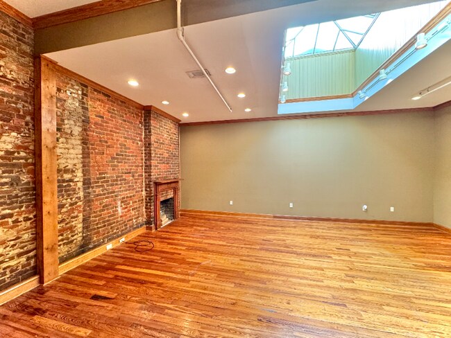 Building Photo - 115 5th St S