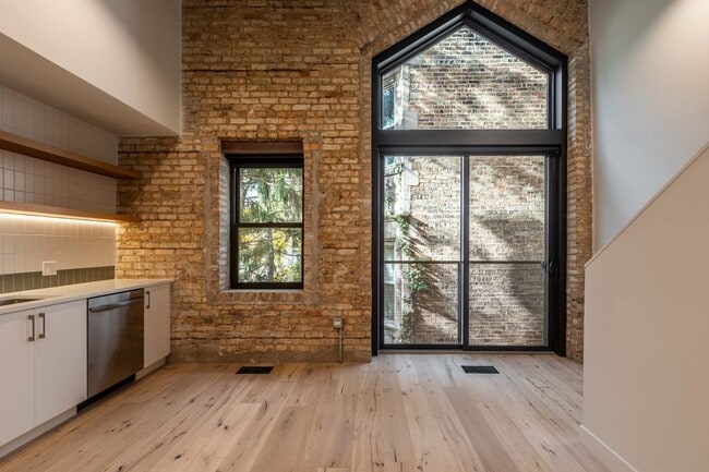 Building Photo - 1700 Oak Ave