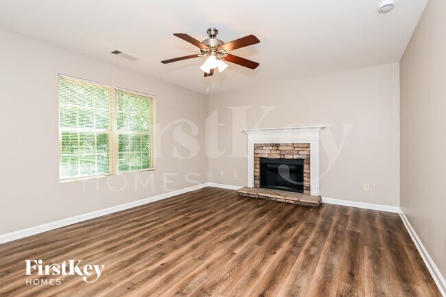 Building Photo - 380 Pine Tree Dr