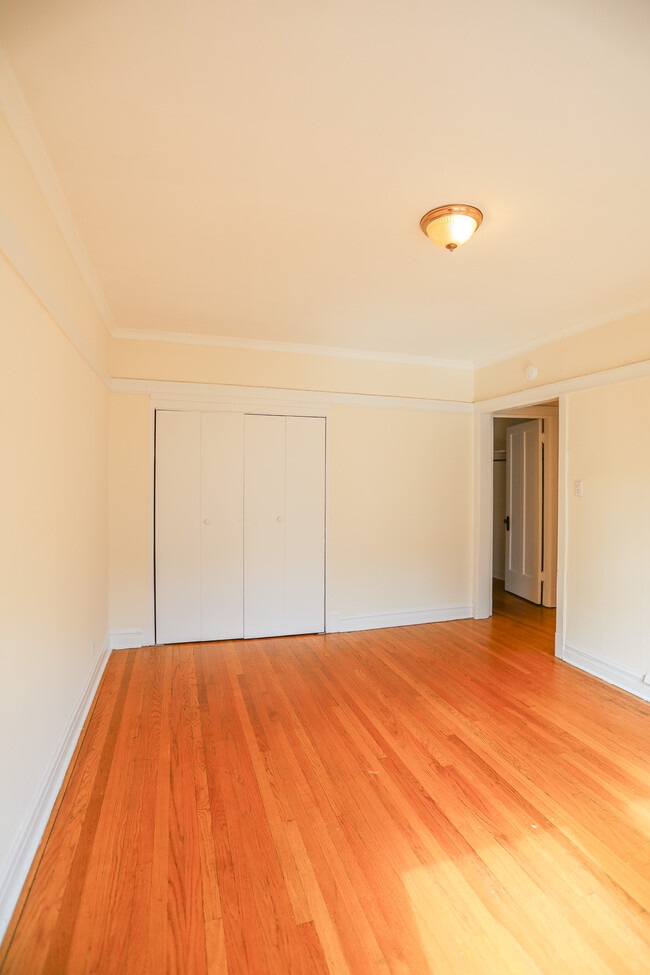 Building Photo - 3349 W Ainslie St