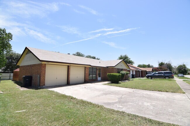 Foto del edificio - 2408 Ridglea Ct