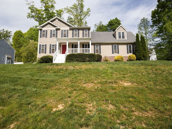 Foto del edificio - Stunning Shaker-Style 4-Bedroom Home in Chesterfield | Granite & Hardwoods!