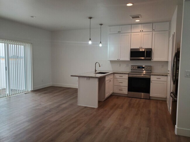 Foto del edificio - CHECK OUT THIS DARLING 3 BED + Additional office space, 2.5 BATH TOWNHOME IN SUGAR CITY--INTERNET...