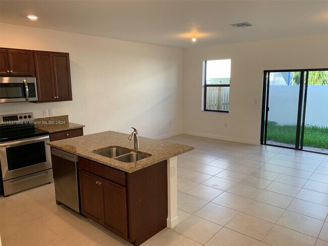 Foto del edificio - 21341 NE 2nd Ct