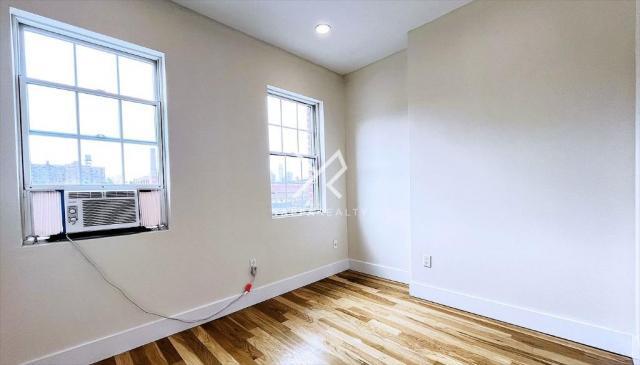 Foto del edificio - 4 bedroom in BROOKLYN NY 11205