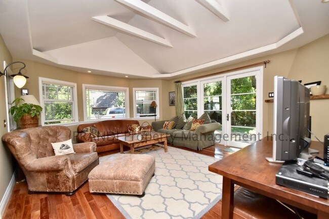 Building Photo - 520 San Geronimo Valley Dr