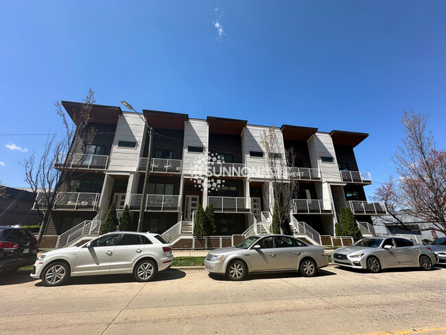 Building Photo - 3 Bed 3 Bath Townhome in South End