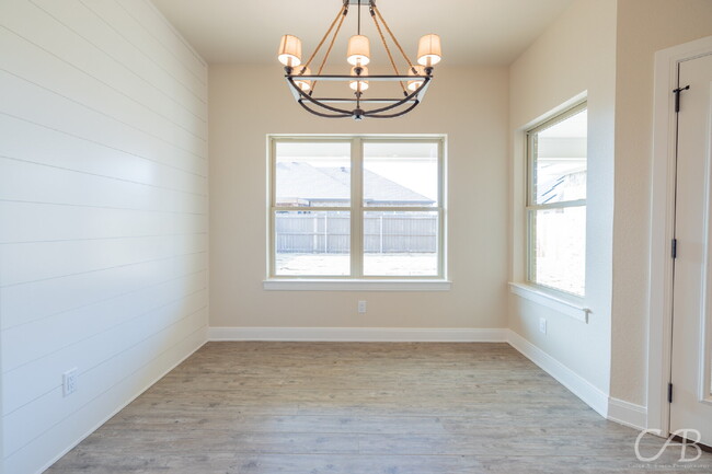 Foto del edificio - For Lease