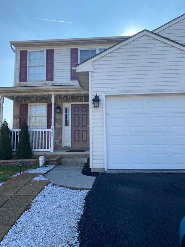 Primary Photo - Great town home in Sterling Place