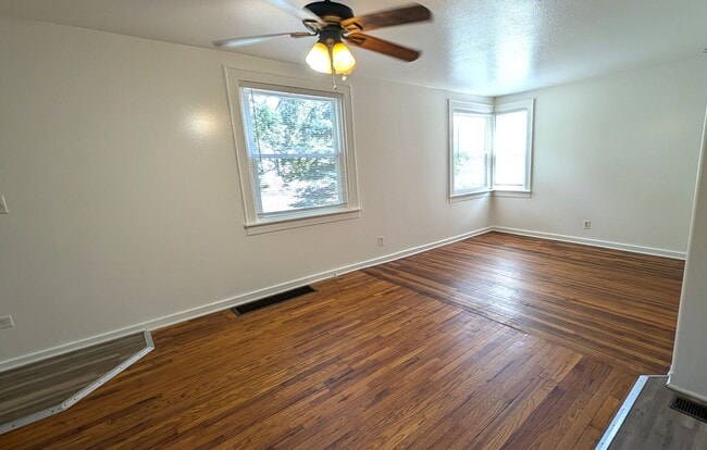 Building Photo - 1-2 bedroom Lakeside home