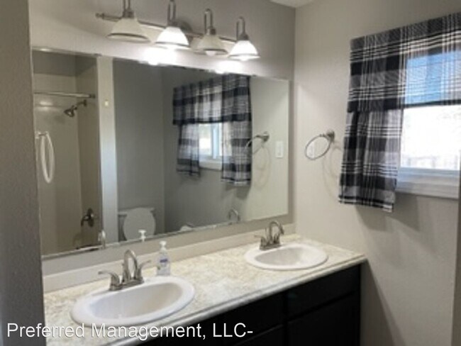 Foto del edificio - 5 br, 2 bath House - 1020 Monroe Avenue