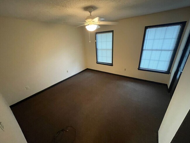 Foto del edificio - AVAILABLE FOR IMMEDIATE MOVE IN!