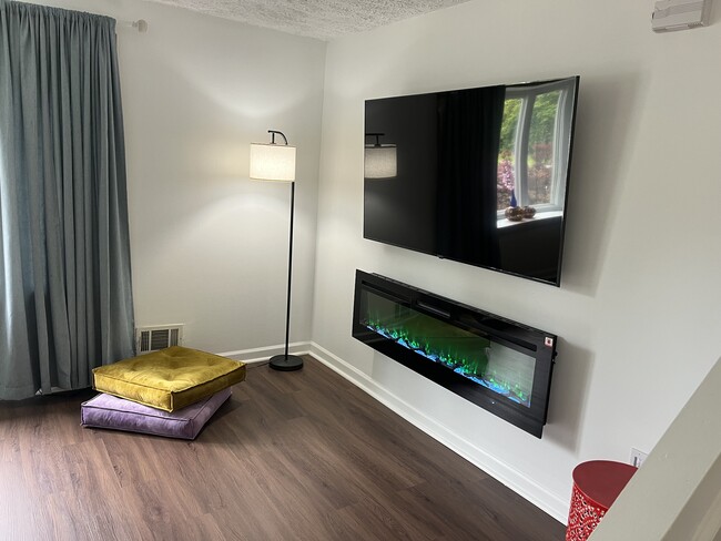 TV y chimenea - 288 Downsview Dr