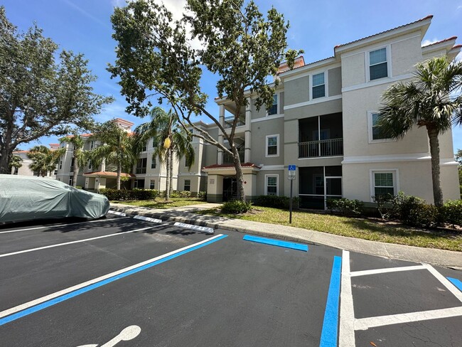 Building Photo - Beautiful 2/2 Condo in North Bonita - Acro...