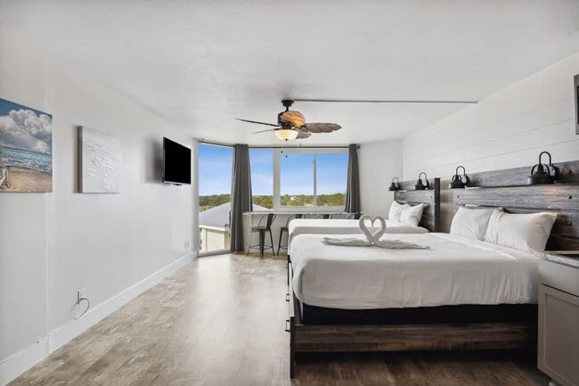 Building Photo - 8817 S Thomas Dr