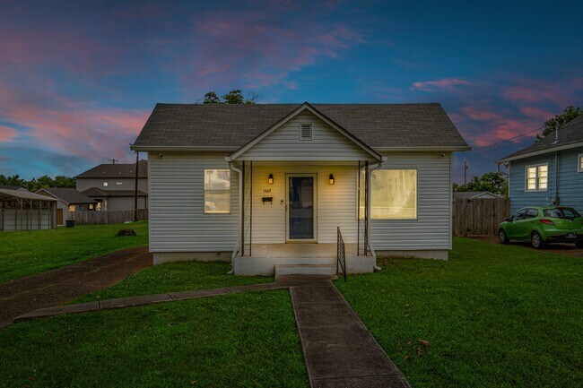 Building Photo - 1607 22nd Ave N