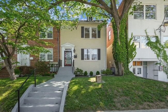 Building Photo - Charming and very Spacious 3 BR/3.5 BTH in...
