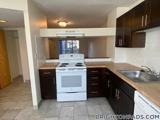 Foto del edificio - 140 N Beacon St