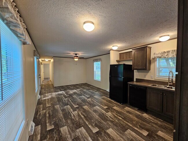 Foto del edificio - 12 Woodside Ln