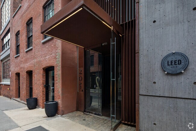Entrada - 205 Water St