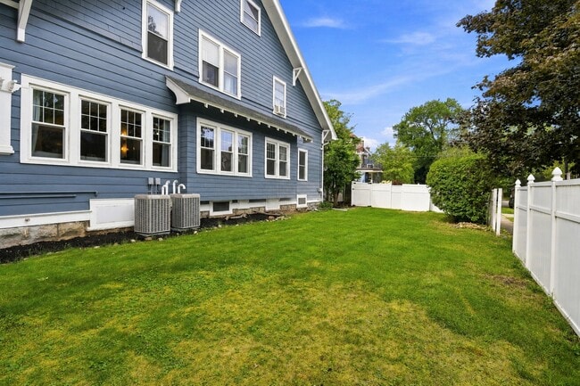 Building Photo - 434 Parkside Ave