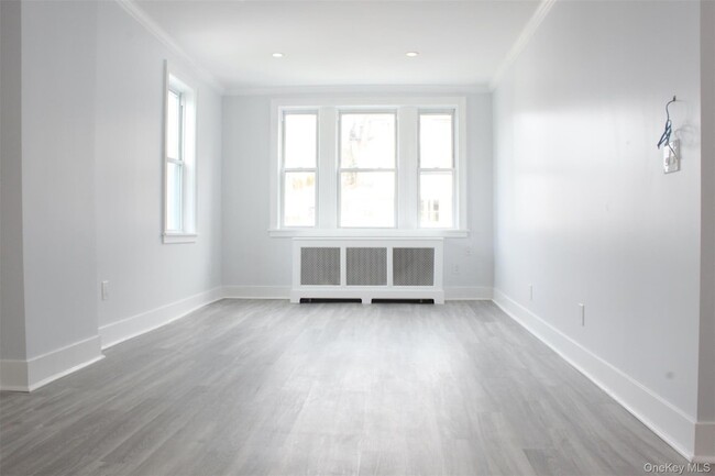 Building Photo - 451 Warburton Ave