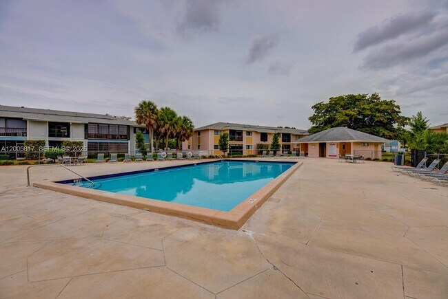 Building Photo - 9715 Hammocks Blvd