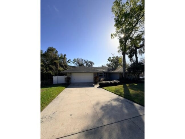 3 Bedroom 2 Bath with lawn and pool included - 3 Bedroom 2 Bath with lawn and pool included House