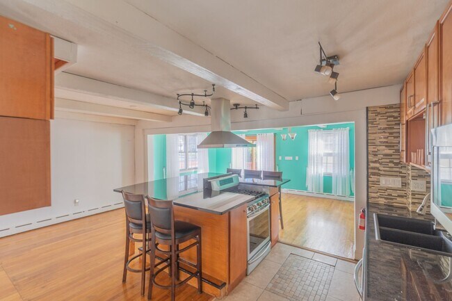 Building Photo - Spacious 3 Bedroom Colonial