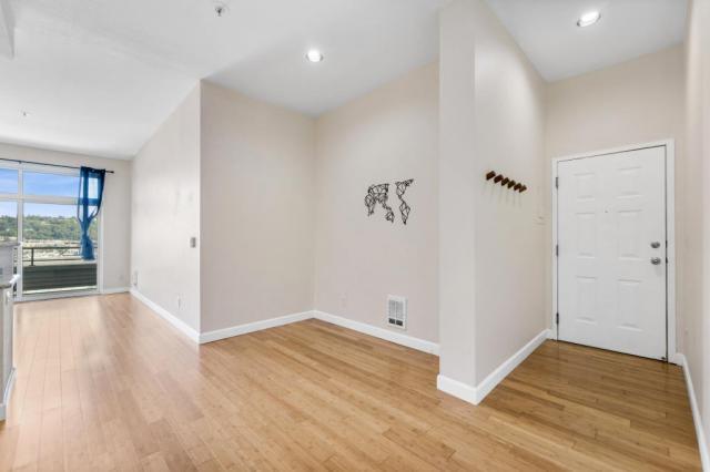 Building Photo - 2 bedroom in Seattle WA 98109