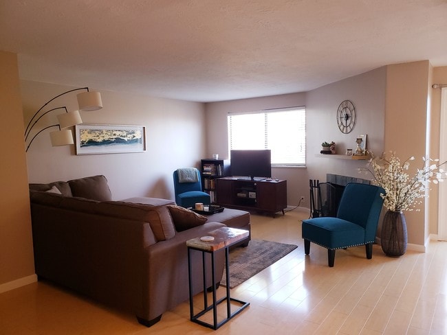 Sala de estar con chimenea a leña - 47 Eagle Crest Dr