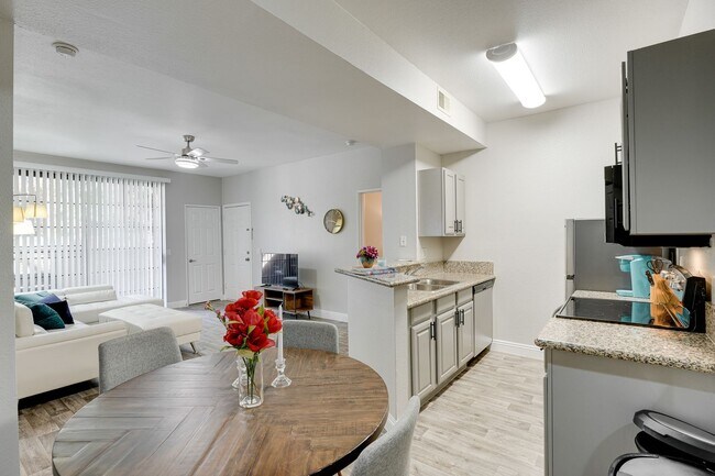 Foto del edificio - FURNISHED OR UNFURNISHED 2 BED 2 BATH NEAR...