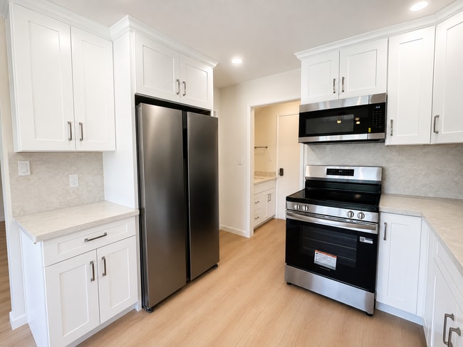 Building Photo - Townhome has been remodeled top to bottom, everything brand new!