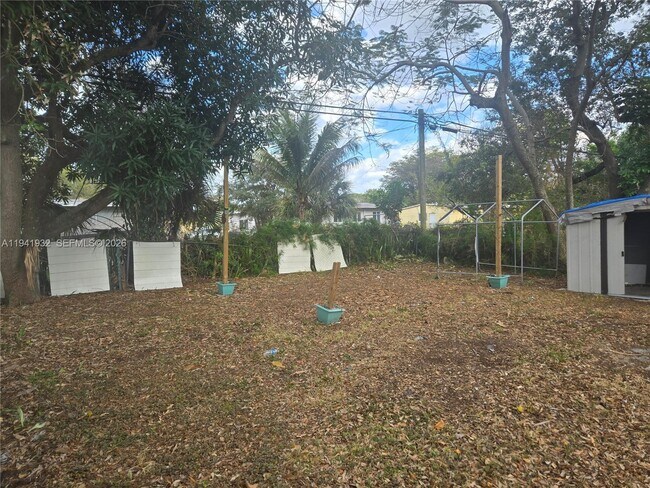 Foto del edificio - 1645 Lauderdale Manor Dr