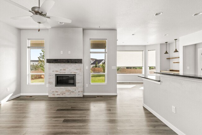 Foto del edificio - Beautiful 5 Bedroom Home | Finished Basement | Next to Community Pool | Oversized Lot