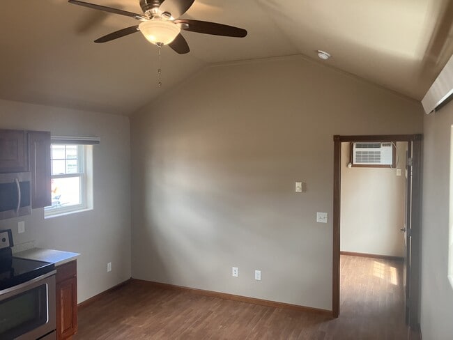 Building Photo - 111 E Cottonwood Dr