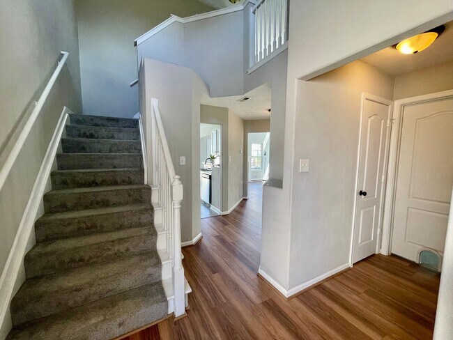 Foto del edificio - Soaring Ceilings & Spacious Living in Western Branch