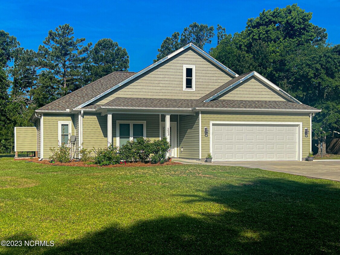 123 Pine Needle Cir, Cape Carteret, NC 28584 House Rental in Cape