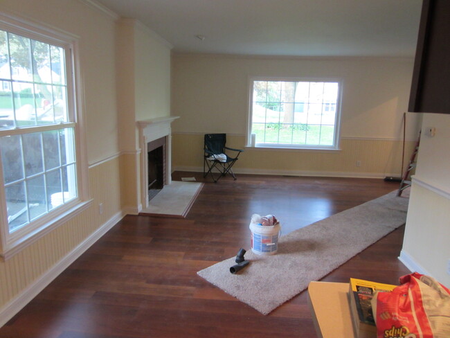 Living Rm/Fireplace - 307 Woodland Cir