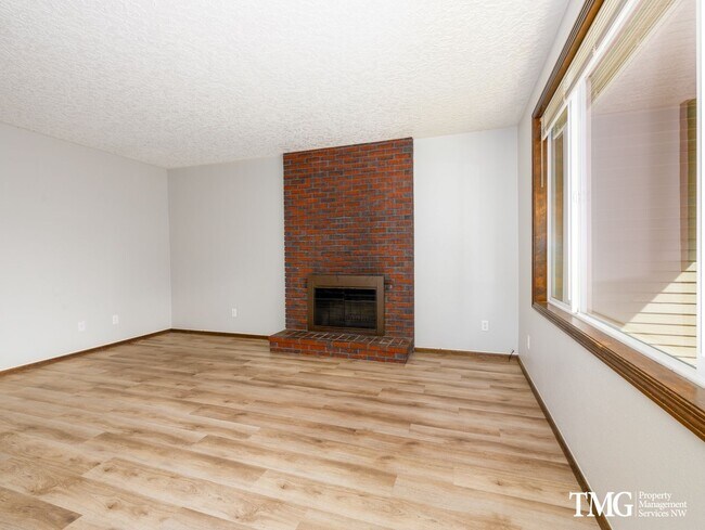 Building Photo - Great 3BD Ranch-Style Home with Vintage Ch...