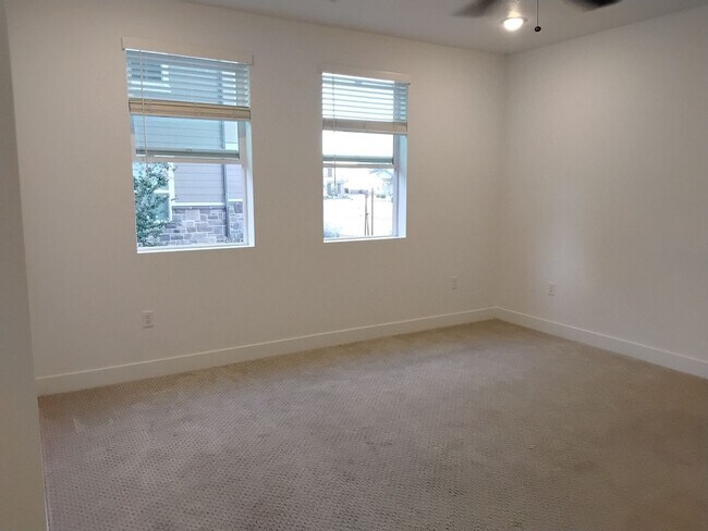 Building Photo - Desert Color-2 Bedroom Condo! Pet Friendly!