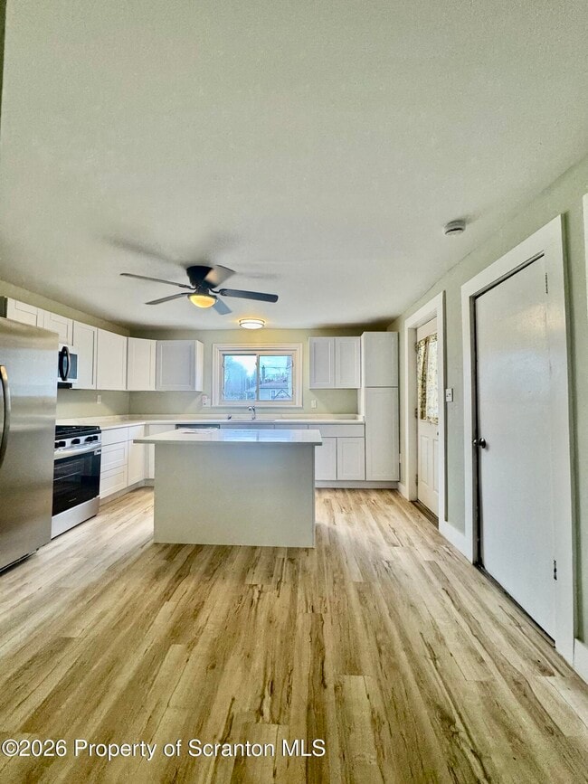 Foto del edificio - 1746 Bloom Ave