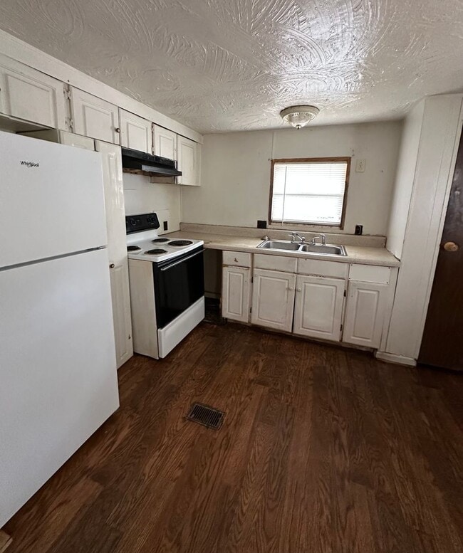 Building Photo - Rent this 2 Bedroom, 1 Bath home in Aiken!