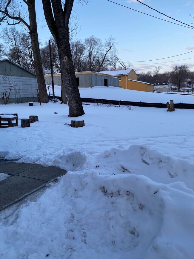 Building Photo - Nice 3 bed 1 bath house $1150