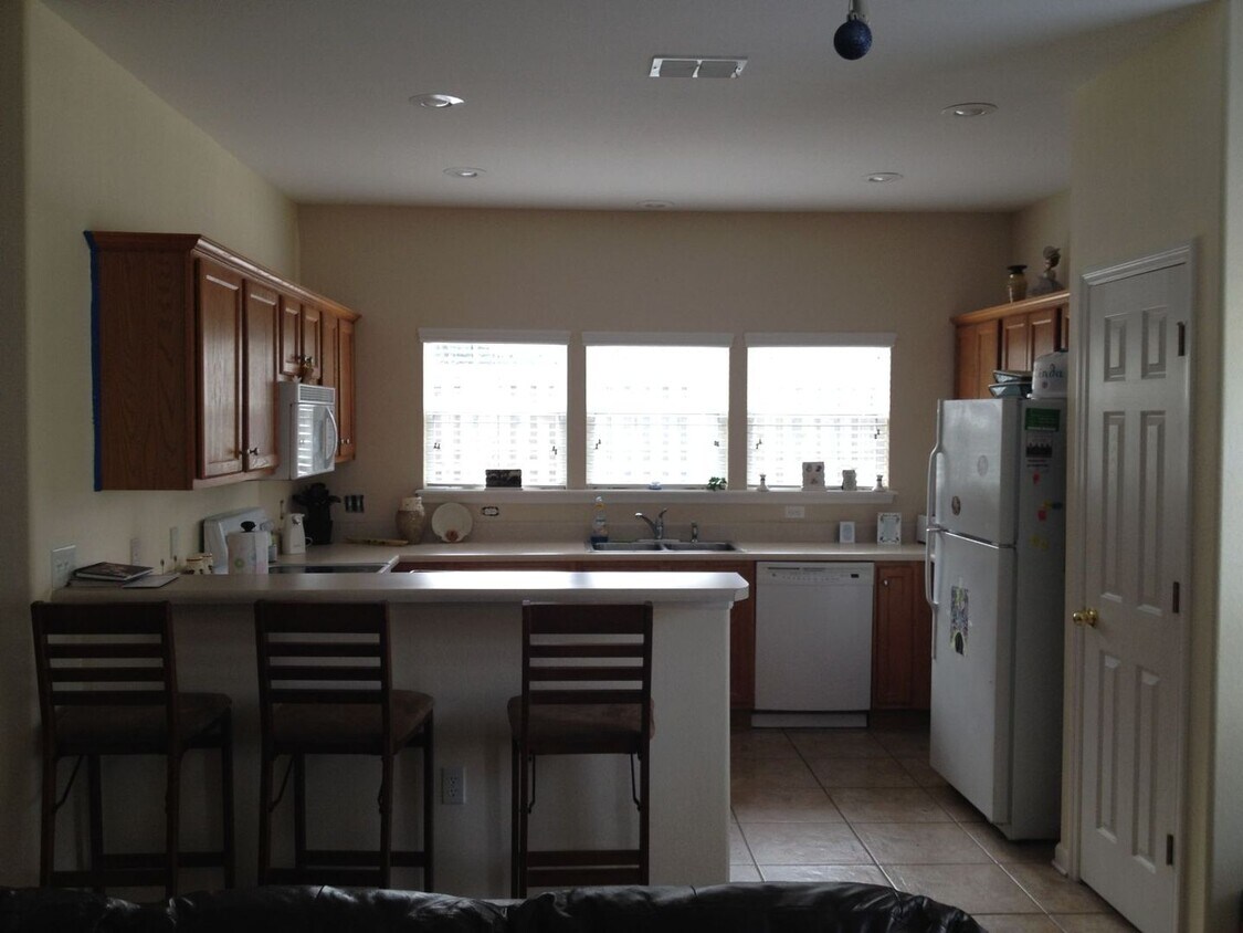 Building Photo - Townhouse for Rent in Camelot Phase II