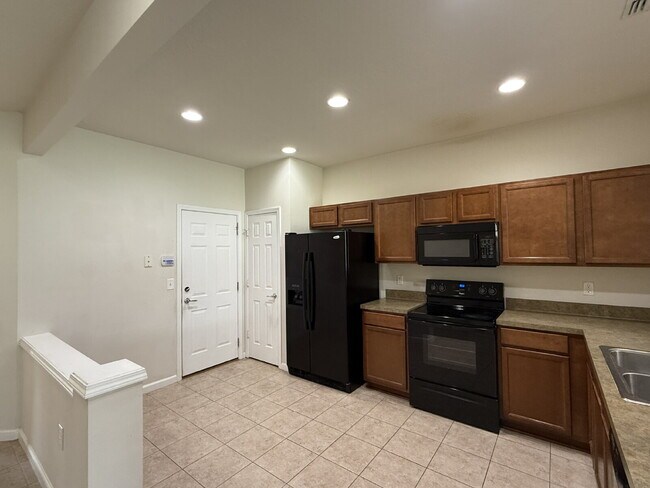 Foto del edificio - "Stunning Water View Townhouse for Rent in...