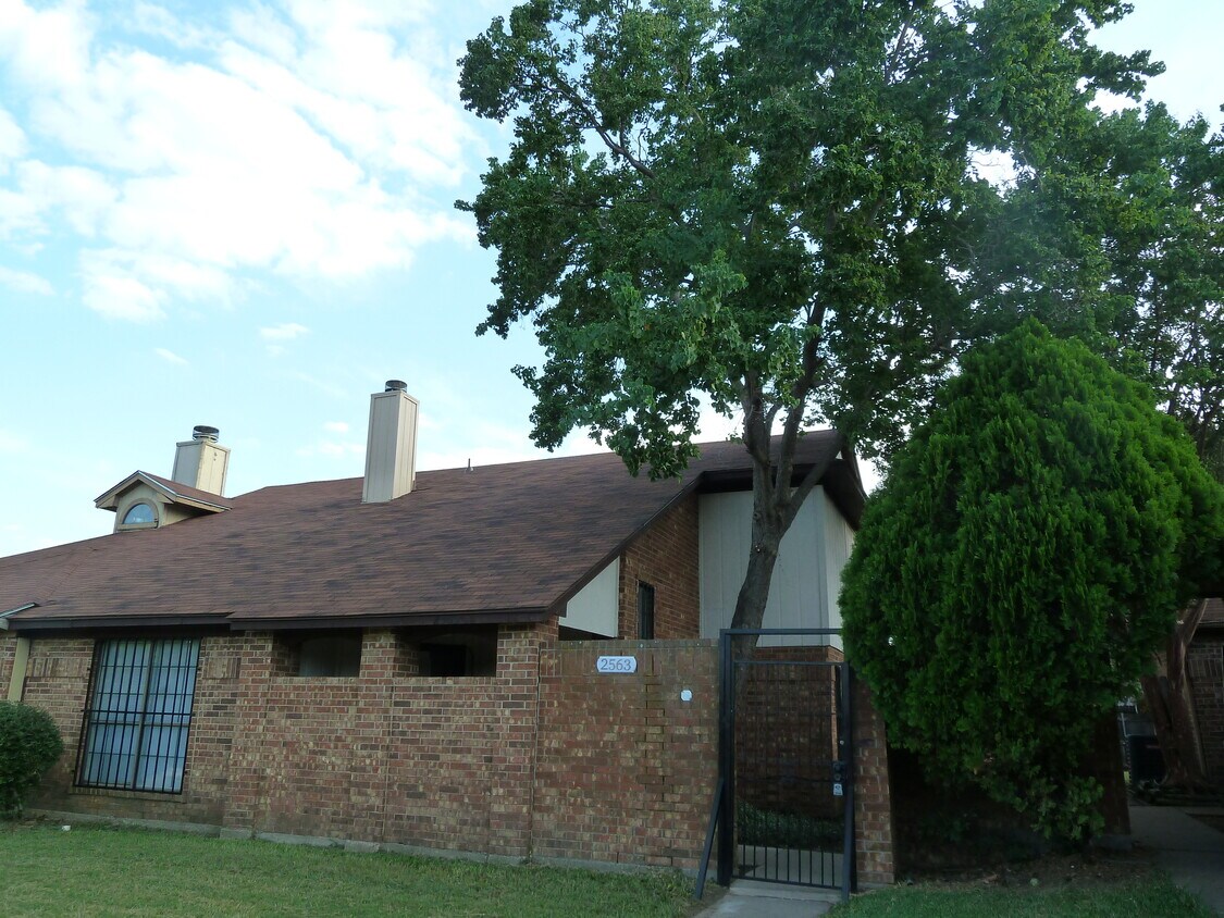 Primary Photo - 2563 Summit Ln