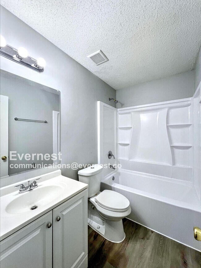 Foto del edificio - 5883 Garden Walk W